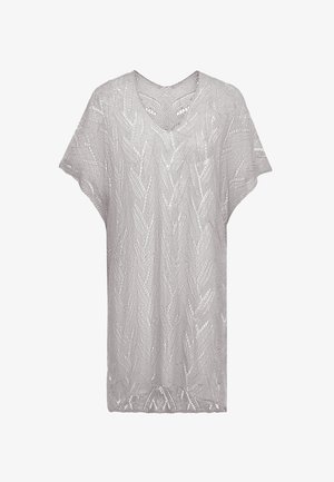 Világosszürke, laza fitű kötött blúz, V-nyakú szabással és rövid ujjal. Az egész felületén texturált cseppmintázat található.