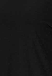 Mustat kangas, jossa on pehmeä tekstuuri, hieman heatheroitu kuvio ja sileä pinta, luoden tasaisen ilmeen.