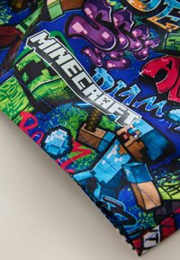 Minecraft-tema stof med levende grafik i blå, grøn og lilla. Indeholder diamant-, værktøjs- og blokdesigns i en pixelagtig stil.