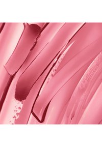 Échantillons de crème rose avec différentes textures et brillances, disposés en lignes douces et courbes, mettant en valeur des finitions brillantes et mates.