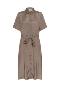 Robe en satin marron à manches courtes, avec col, fermeture à boutons sur le devant et détail de taille nouée. Texture lisse et design mi-long.