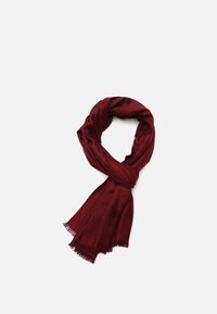 Sciarpa bordeaux realizzata in tessuto morbido, con un motivo testurizzato e bordi sfrangiati, drappeggiata in una forma ad anello.