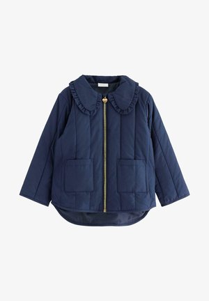 Marineblå quiltet jakke med rynket krave, guldlukning og to forlommer. Har en lidt længere ryg og glat tekstur.