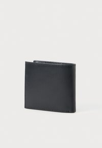 Carteira bifold preta com uma textura estriada. Feita de um material sintético liso, com linhas limpas e um design compacto.