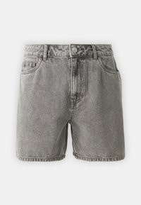 Short en jean gris avec bouton sur le devant, fermeture éclair, passants de ceinture et deux poches avant avec poche pour pièces à droite.