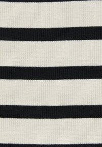 Tissu côtelé de couleur crème avec des rayures noires horizontales régulièrement espacées formant un motif rayé simple.