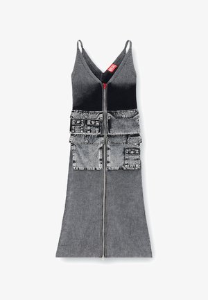 Szürke kötött ruha, elöl cipzárral, farmerzsebekkel és testhez simuló fazonnal. Spagetti pántokkal és bordázott textúrával.