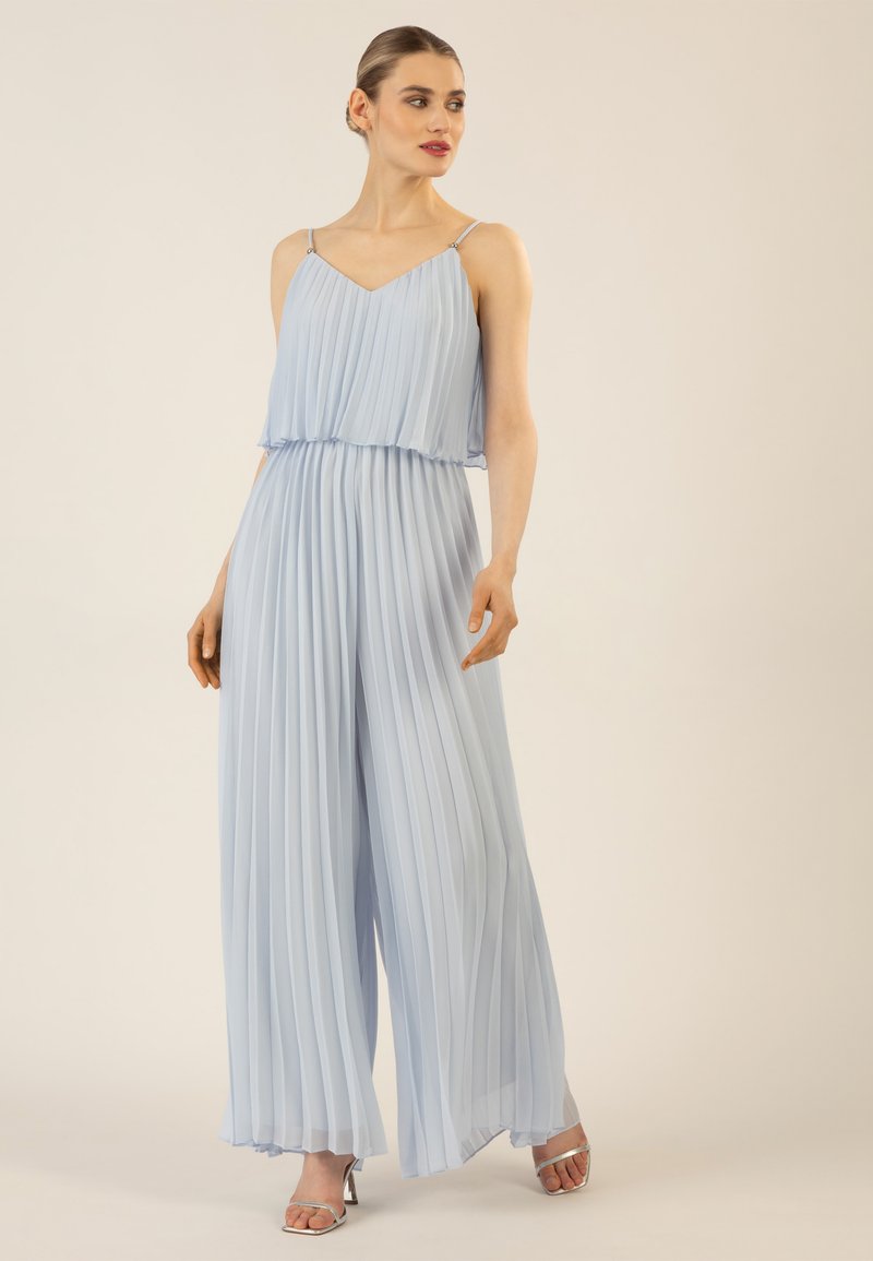 Mono azul claro con pliegues, escote en V y bodice con capas. Presenta tirantes finos y pantalones anchos y fluidos; tejido suave y ligero.