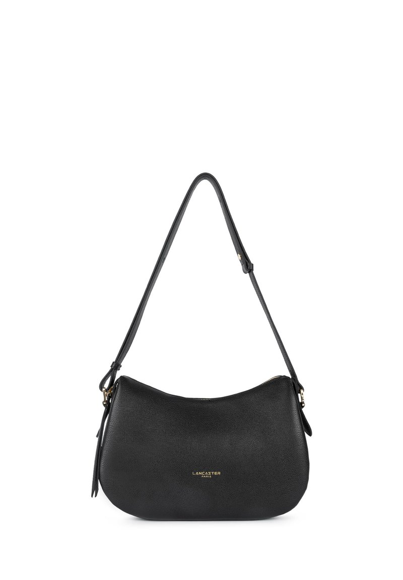 Borsa a tracolla in pelle nera con forma curva, dotata di una tracolla singola e marchio dorato sul davanti. Texture liscia, design minimalista.