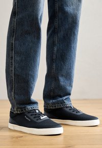 Sélectionné, dark blue