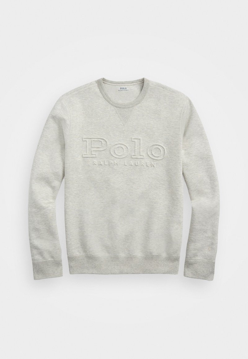 Sudadera gris claro con cuello redondo, con un logo en relieve de "Polo Ralph Lauren" en el frente y puños y dobladillo acanalados.