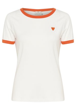 T-shirt blanc avec des manches courtes bordées d'orange et un petit cœur orange brodé sur la poitrine. Fabriqué en tissu doux. Coupe décontractée.