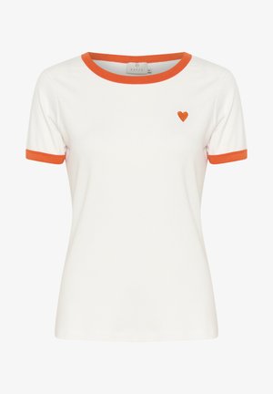 T-shirt blanc avec des manches courtes bordées d'orange et un petit cœur orange brodé sur la poitrine. Fabriqué en tissu doux. Coupe décontractée.