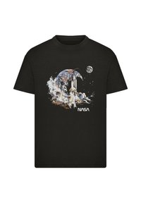 Schwarzes Baumwoll-T-Shirt mit einem Grafikdesign eines Raketens, eines Planeten und eines Mondes in lebhaften Farben, mit "NASA" am unteren Rand aufgedruckt.