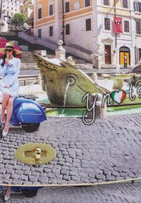 Borsa in faux pelle blu con una chiusura dorata, presenta un design stampato di una fontana e un paesaggio di strada acciottolata.