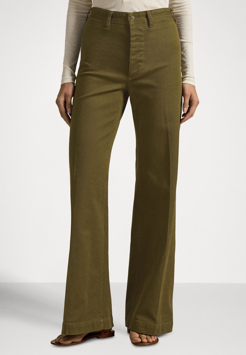 Svilene široke hlače olivno zelene barve iz trpežnega blaga, z visokim pasom, sprednjimi žepi in sijajnim zaključkom.