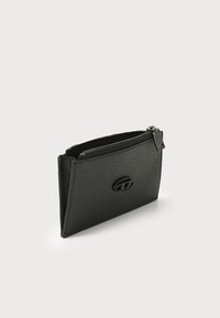 Juodas odinis piniginė su tekstūruotu paviršiumi, užtrauktuko uždarymu, plonu dizainu ir mažu įspaustu logotipu priekyje.