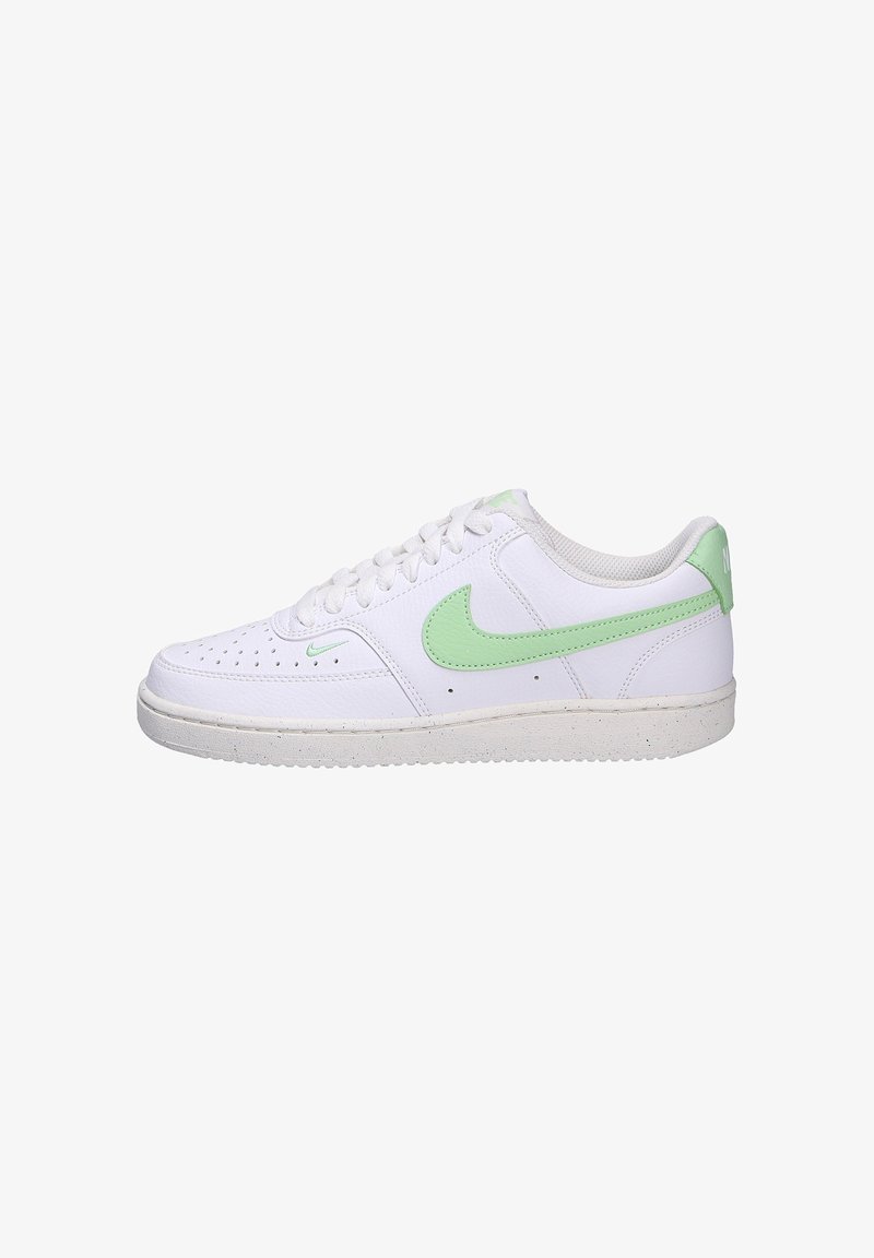 Zapatilla blanca con una parte superior de cuero texturizado, con un logo swoosh de color verde claro, cordones blancos y una suela ligeramente moteada.