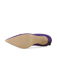 Scarpa con tacco alto in suede viola con punta affusolata. Presenta una suola beige liscia con un motivo testurizzato per la presa. Accentata in nero nel tacco.