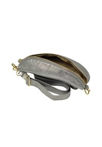 Pochette argent métallique avec une texture lisse, fermeture zippée et bandoulière amovible. Équipée de quincaillerie en or et d'un intérieur beige.