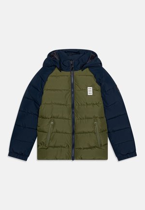 Podstavljen kaput s kapuljačom, s maslinastozelenim tijelom i tamnoplavi rukavima, dva zipa za zatvaranje i malim logotipom.