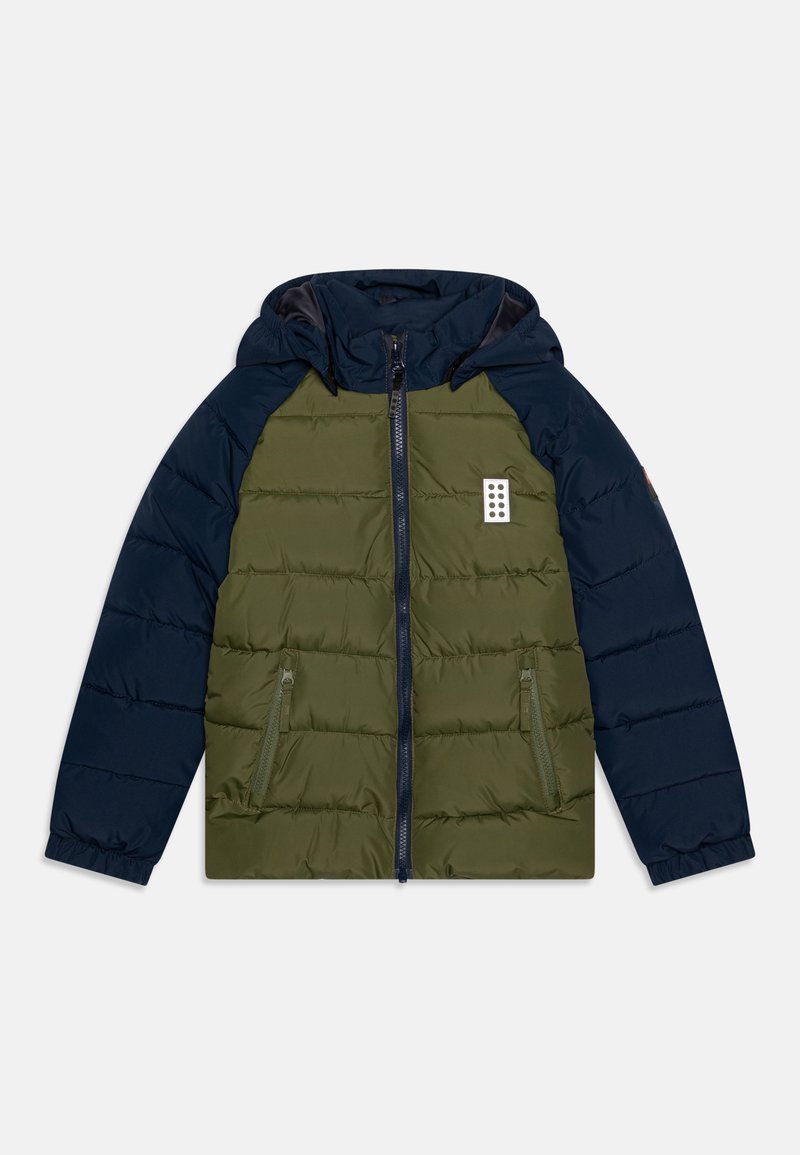 Padded bunda s kapucňou, s olivovo zeleným telom a námorníckymi modrými rukávmi, dvoma zipsovými vreckami a malou nášivkou s logom.