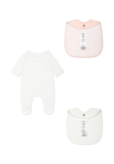 Un body en coton blanc à manches longues et chevilles froncées. Deux bavoirs : un blanc avec un col arrondi et un rose avec fermeture à bouton.