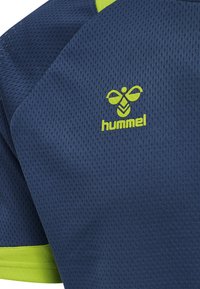 Marineblauw mesh sportshirt met groene accenten en "hummel" logo; heeft een ademende textuur en splitontwerp op de mouwen.