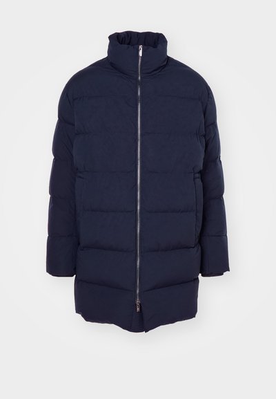Marineblå pufferjakke med høj krave, lynlåslukning foran og quiltet design. Fremstillet af glat, polstret stof med sidelommer.