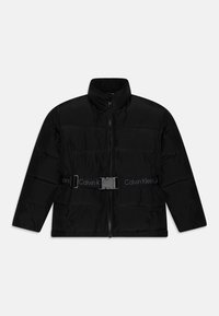 Giacca a vento nera con colletto alto, design a righe orizzontali, chiusura con zip e una cintura a contrasto con il logo "Calvin Klein Jeans".