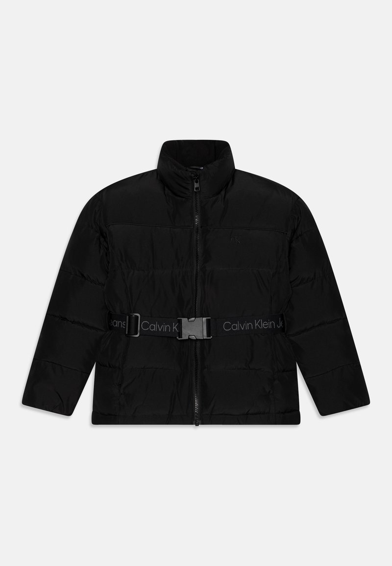 Giacca a vento nera con colletto alto, design a righe orizzontali, chiusura con zip e una cintura a contrasto con il logo "Calvin Klein Jeans".