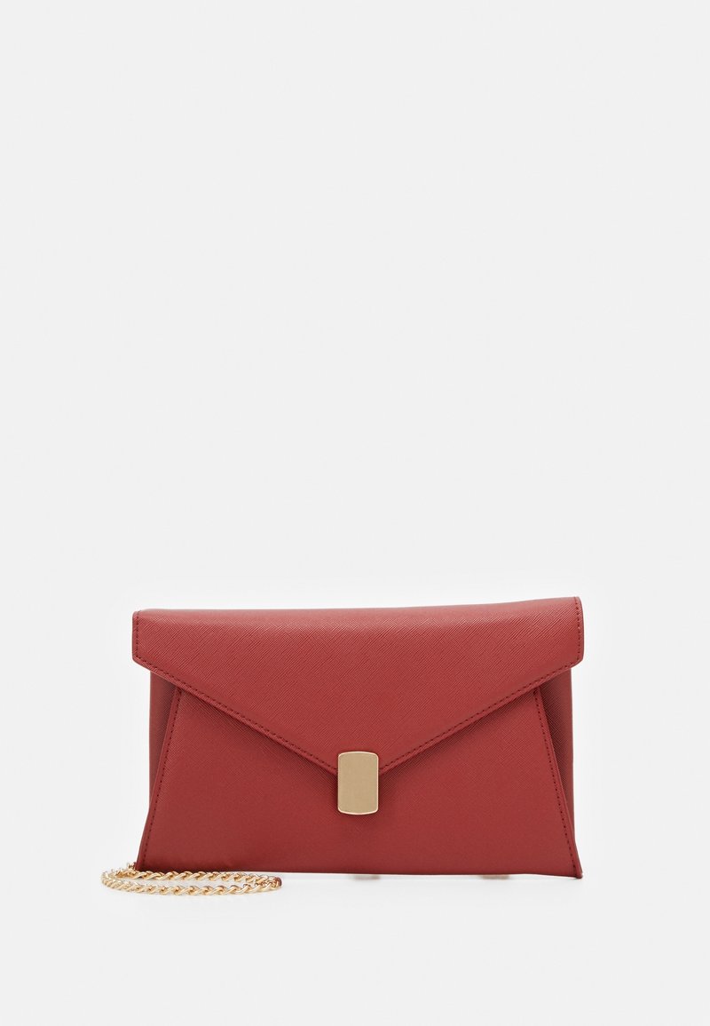 Borsa a busta rossa con finitura testurizzata, chiusura in hardware dorato e tracolla a catena. Presenta un design con patta triangolare.