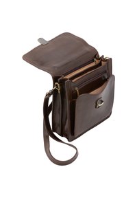 Borsa a tracolla in pelle marrone con chiusura a pattina, molteplici scomparti, hardware dorato e una texture liscia. Incluso strap regolabile.