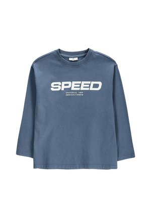 Niebieska koszulka z długim rękawem i okrągłym dekoltem z białym tekstem "SPEED" oraz mniejszym tekstem "UNIVERSAL TRIP" i cyframi na środku z przodu.