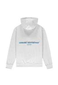Felpa grigia chiara con tasca a canguro, caratterizzata da testo stampato in blu e rosso: "un'azienda di moda da divano LEISURE AESTHETICS™ POCKIES."