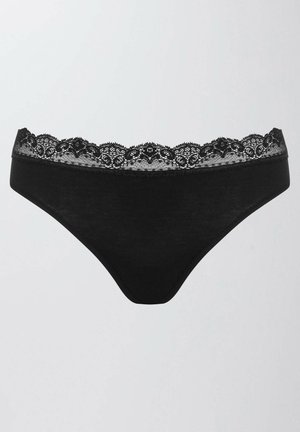 Czarne stringi z koronkowym wykończeniem w pasie. Tkanina jest gładka, z matowym wykończeniem i delikatną koronką na górze.