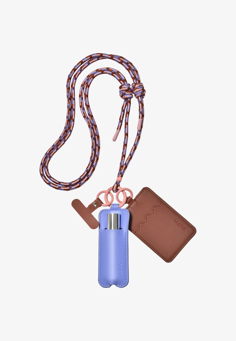 Portaoggetti in pelle viola con parte superiore in argento, attaccato a un portacarte in pelle marrone e a una tracolla intrecciata multicolore. Dotato di anelli portachiavi.