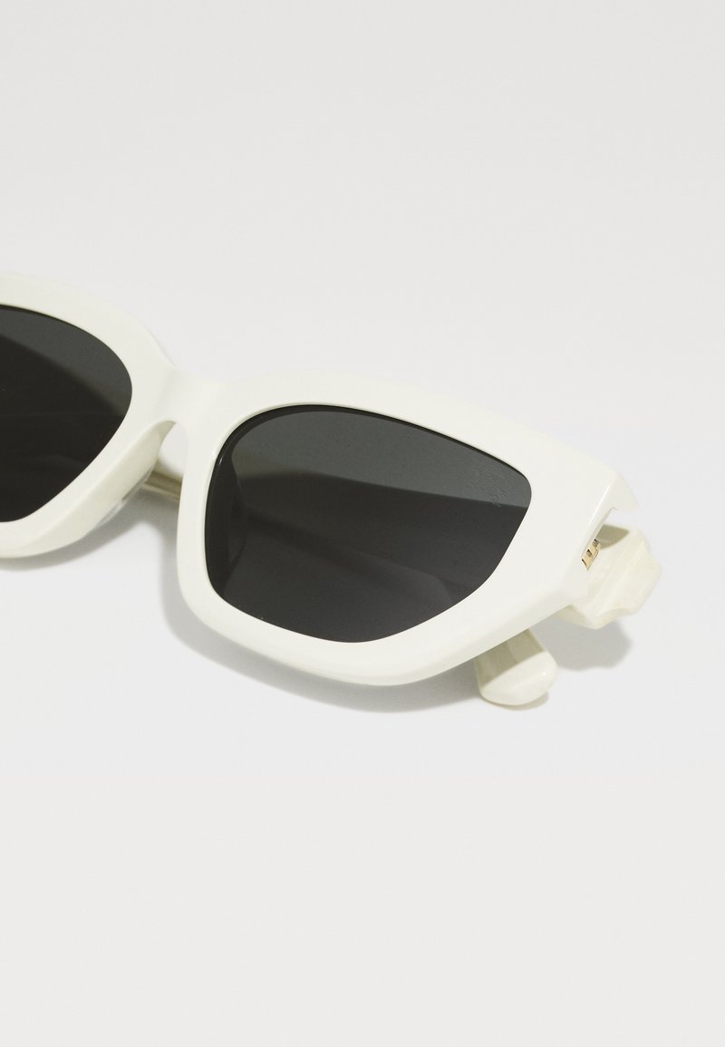 Les lunettes de soleil Rb4457d Bio-based en Noir et Gris foncé