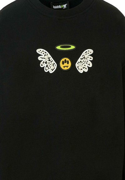 Felpa nera con un motivo angelico caratterizzato da ali bianche, un'aureola verde e una faccina gialla con un'espressione di tristezza, arricchita da dettagli in perle.