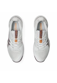 Scarpe sportive bianche con tomaia in rete testurizzata, design con lacci, accenti marroni a contrasto e colletto imbottito per il comfort.