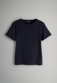 Granatowy t-shirt z krótkim rękawem wykonany z miękkiej bawełny, z okrągłym dekoltem i prostym, jednolitym wzorem bez żadnych zdobień czy wzorów.