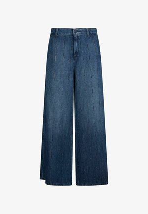 Jean en denim bleu foncé à jambes larges avec détails de perforations verticales, fermeture par bouton et passants de ceinture.