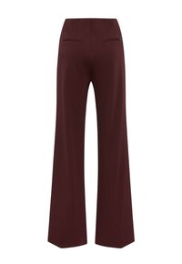 Pantaloni larghi bordeaux con una texture liscia, vita media e due tasche posteriori. Presentano un design sartoriale e una leggera lucentezza.