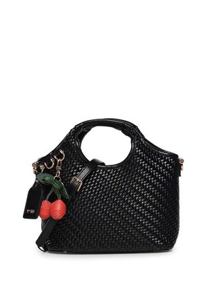 Sac à main en cuir tressé noir avec poignées rondes, bandoulière ajustable et porte-clés cerise rouge attaché à des anneaux dorés.
