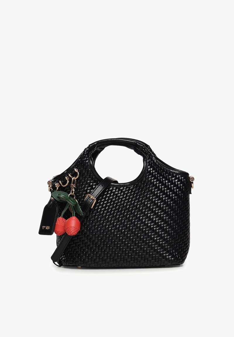 Bolso de cuero negro tejido con asas redondas, correa ajustable y llavero en forma de cereza roja sujeto a anillas doradas.