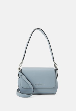 Hellblaues Valentino-Ledershoulderbag mit vorderer Klappe, Metalllogo und zwei Trägern, einem mit Nieten und einem glatten.