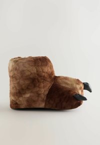 Braune Plüschschlappen in Form einer Bärenpfote mit schwarzen Krallen auf einem schlichten weißen Hintergrund.