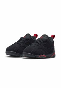 Chaussures en suède noir avec des accents en maille, des tirants rouges et des semelles en caoutchouc texturé. Présente un système de laçage et des détails perforés.
