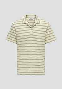 Polo de manga corta en verde claro con rayas horizontales en verde más oscuro. Presenta un collar clásico y un diseño de tejido texturizado.