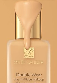 Estee Lauder Double Wear foundation flaske, beige væske med et guld låg, der har et brandlogo og produktnavn i klare, fede bogstaver.